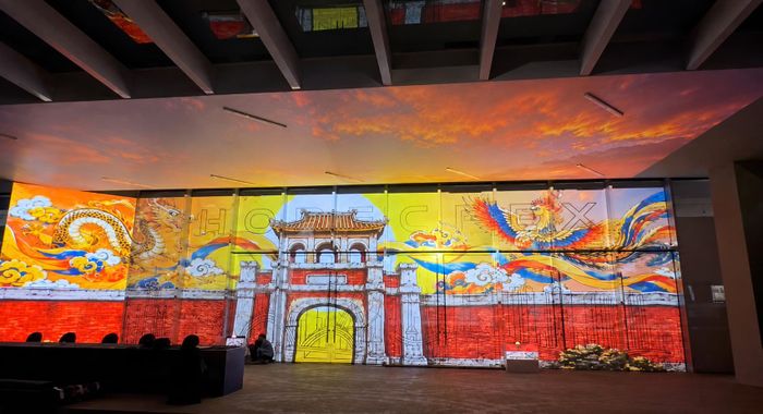 Projection mapping “Chạm vào Thành phố Đáng sống” không chỉ tái hiện những hình ảnh đặc trưng của Đà Nẵng, mà còn gợi mở câu chuyện về văn hóa, di sản và bản sắc Việt qua ngôn ngữ của ánh sáng, màu sắc và chuyển động. Ảnh: Furama Đà Nẵng