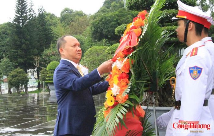 Lãnh đạo tỉnh và đại biểu thành kính dâng hoa trước Tượng đài Bác Hồ với các dân tộc Tây Nguyên.