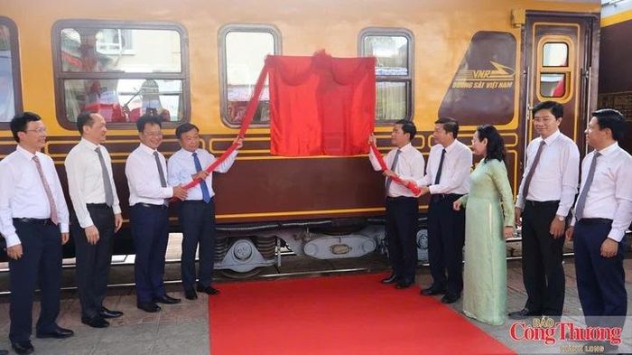 Các đại biểu làm lễ khai trương chuyến tàu du lịch.