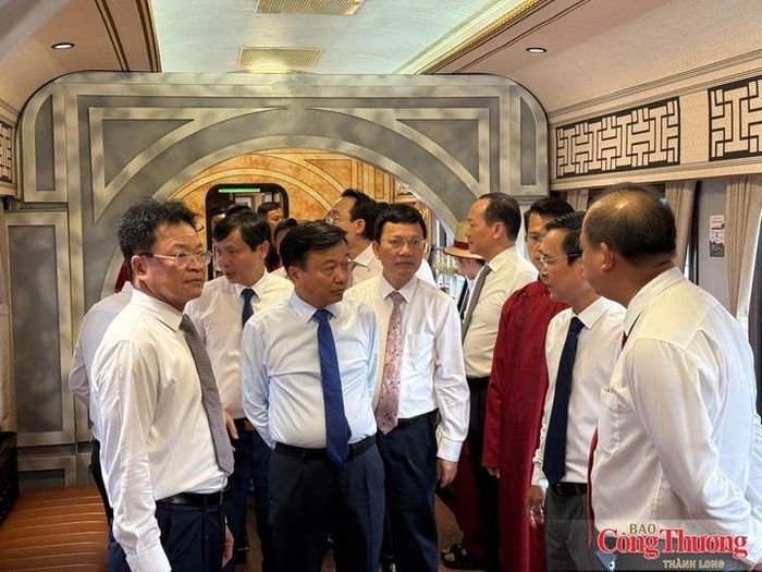 Các đại biểu thăm các toa tàu trên chuyến tàu di sản.