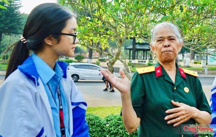 Bà Rơ Châm H’Yéo nhắc nhớ cho thế hệ hôm nay về những chiến công hào hùng của dân tộc.