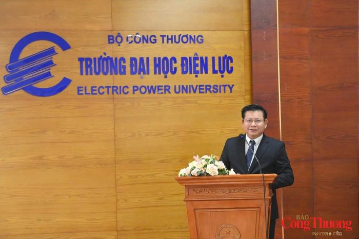 PGS.TS. Đinh Văn Châu, Bí thư Đảng ủy, Hiệu trưởng Trường Đại học Điện lực phát biểu đề dẫn.