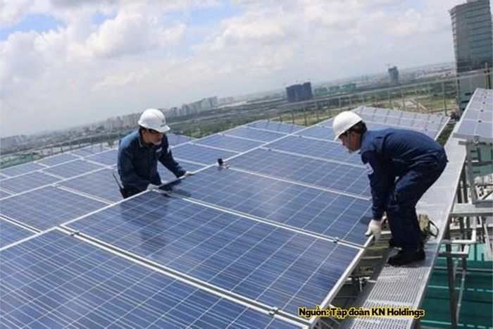 Công nhân lắp đặt các tấm pin năng lượng mặt trời mái nhà.