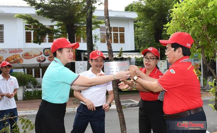 Mỗi cây xanh sau khi trồng được gắn một mã QR riêng, dữ liệu giúp theo dõi quá trình sinh trưởng, chăm sóc.