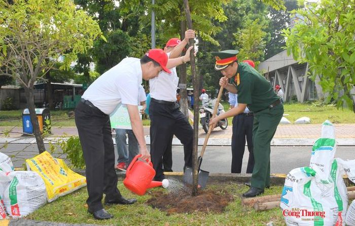 Trong khuôn khổ chương trình, QTSC trồng mới 234 cây xanh và cây kiểng tạo hình.