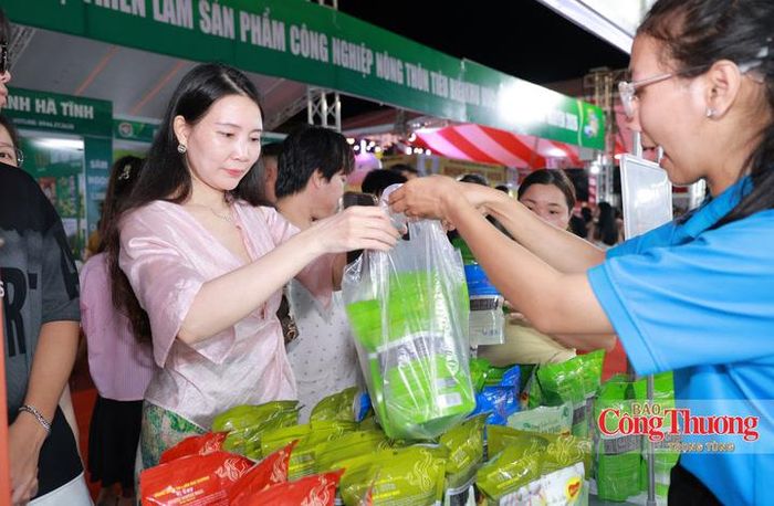 Người tiêu dùng đánh giá cao chất lượng hàng hóa tại hội chợ.