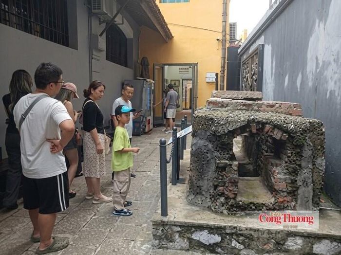 Du khách tìm hiểu dấu tích cửa cống ngầm, nơi gắn với những cuộc vượt ngục của tù chính trị tại Nhà tù Hỏa Lò.