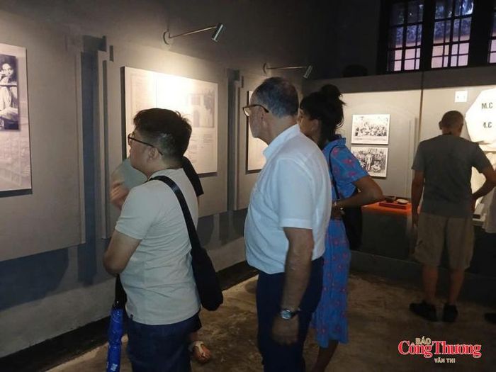 Người dân và du khách quốc tế cùng tìm hiểu các tư liệu, hiện vật trong không gian trưng bày của di tích lịch sử Nhà tù Hỏa Lò.