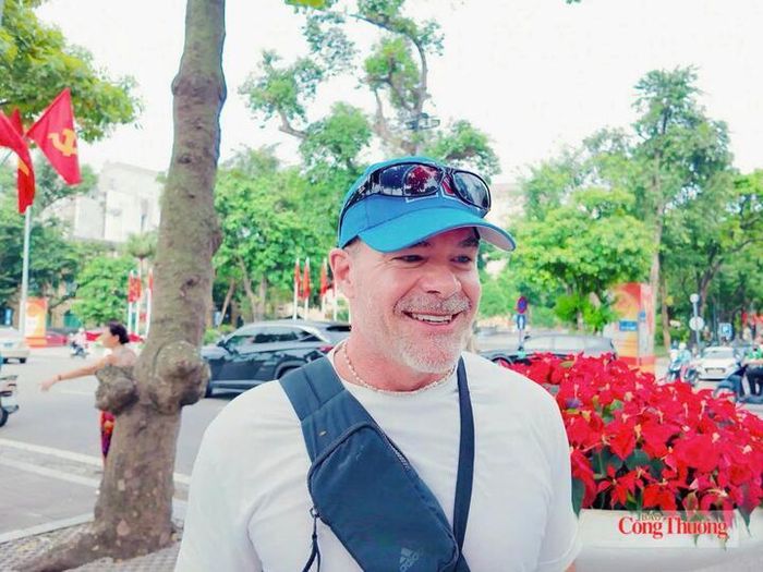 Ông Mathieu (Canada) chia sẻ về cảm xúc của bản thân khi chứng kiến đất nước đang trong một dịp lễ quan trọng. Ảnh: Khánh Hà