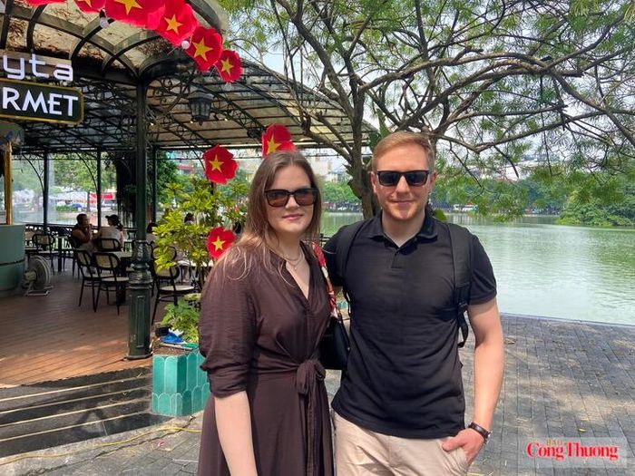 Anh chị Evaldas và Goda Dob (châu Âu) chia sẻ về bầu không khí của thủ đô trong dịp lễ. Ảnh: Linh Giang