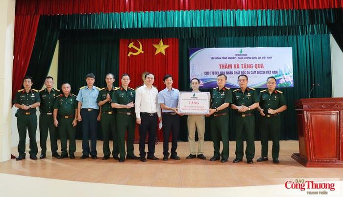 Hoạt động thăm, tặng quà nạn nhân chất độc da cam của Cựu chiến binh Petrovietnam góp phần lan tỏa nghĩa tình đồng đội và trách nhiệm với cộng đồng.