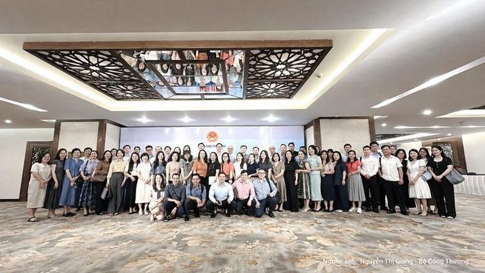 Các đại biểu tham gia hội nghị chụp ảnh lưu niệm.