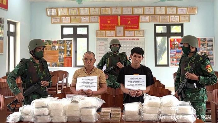 Nguyễn Nhất Nhơn và Nguyễn Phi Long cùng số tang vật ma túy bị lực lượng chức năng thu giữ