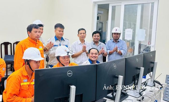 Các đơn vị liên quan chứng kiến thời khắc đóng điện dự án.