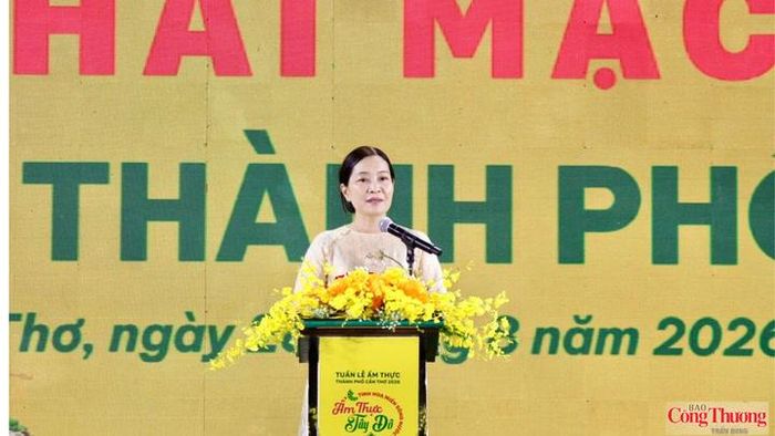 Bà Nguyễn Thị Kiều Duyên - Giám đốc Trung tâm Xúc tiến Đầu tư - Thương mại và Du lịch TP. Cần Thơ phát biểu khai mạc.