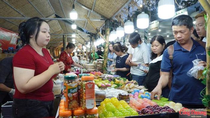 Các loại bánh dân gian đặc trưng của miền Tây góp phần tạo nên sự phong phú cho không gian ẩm thực, mang đến trải nghiệm hấp dẫn cho du khách.