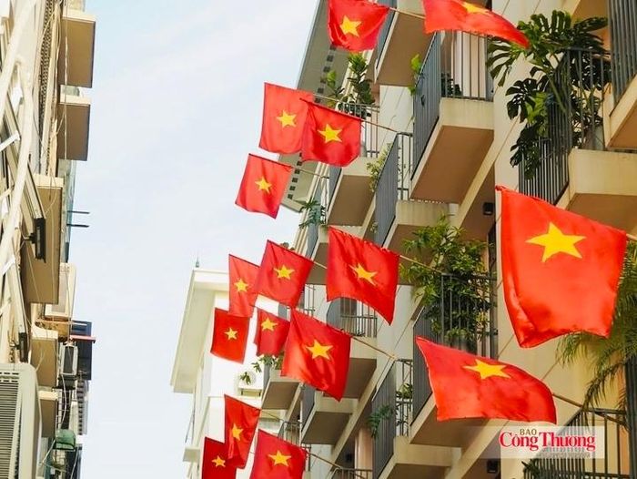 Cờ đỏ sao vàng tung bay trên phố phường Thủ đô, tạo nên không khí rộn ràng trước ngày lễ lớn của dân tộc.