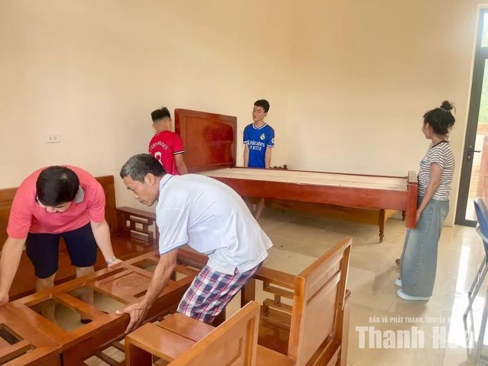 Giáo viên, học sinh Trường Phổ thông Nội trú Tiểu học và THCS Yên Khương khẩn trương dọn dẹp vệ sinh, sắp xếp trường lớp, chuẩn bị cho ngày khai giảng.