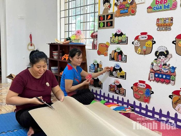 Giáo viên Trường Mầm non Vân Du 2 trang trí lại lớp học theo hướng sạch - đẹp - thân thiện.