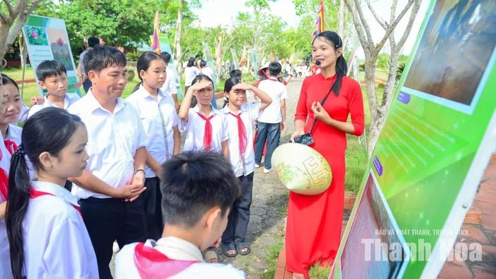 Lực lượng thuyết minh viên, nhân viên dịch vụ và bảo vệ được tăng cường để hỗ trợ du khách.