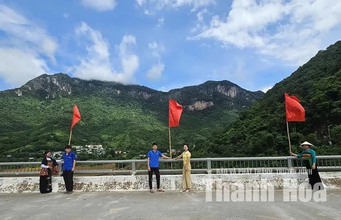 Đoàn thanh niên xã Tam Chung treo cờ chào mừng kỷ niệm 81 năm Ngày Quốc khánh nước Cộng hòa xã hội chủ nghĩa Việt Nam.