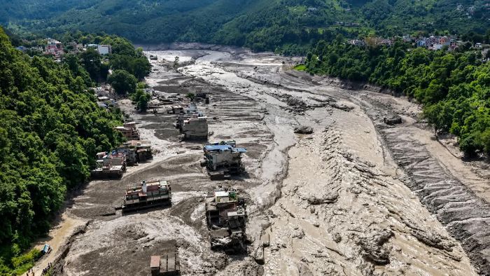 Khung cảnh hoang tàn dọc bờ sông sau trận lũ quét tại Trishuli Bazar, thuộc huyện Nuwakot, Nepal. Ảnh: France 24.