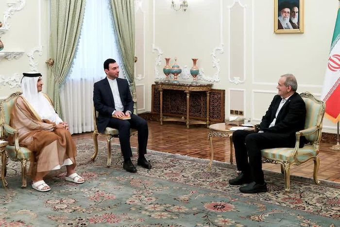 Tổng thống Iran Masoud Pezeshkian (trái) hội đàm với Thủ tướng kiêm Bộ trưởng Ngoại giao Qatar Mohammed bin Abdulrahman Al Thani tại Tehran, Iran, ngày 27/8/2026. Ảnh: Reuters.