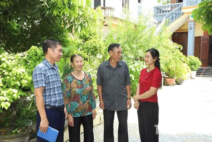 Sau sáp nhập, cán bộ phố Bái Giao 2, phường Đông Tiến thường xuyên gặp gỡ để nắm bắt tâm tư, nguyện vọng của người dân. Ảnh: Tố Phương