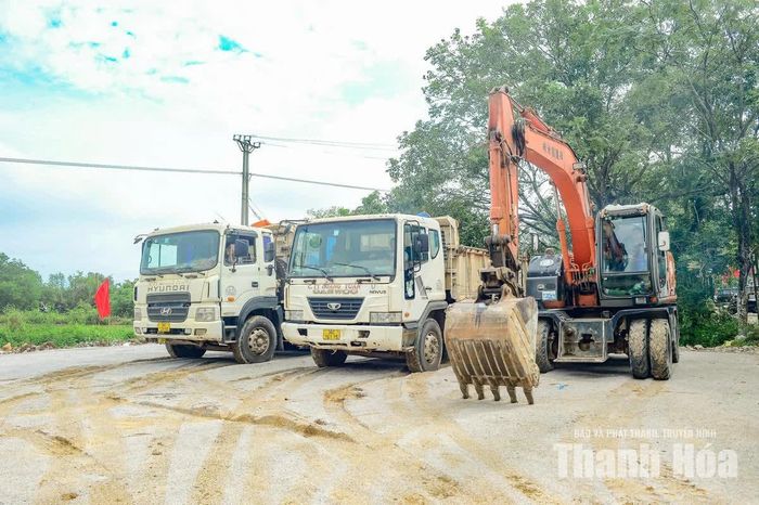 Máy móc được huy động phục vụ công tác thi công. Ảnh: Hoàng Đông