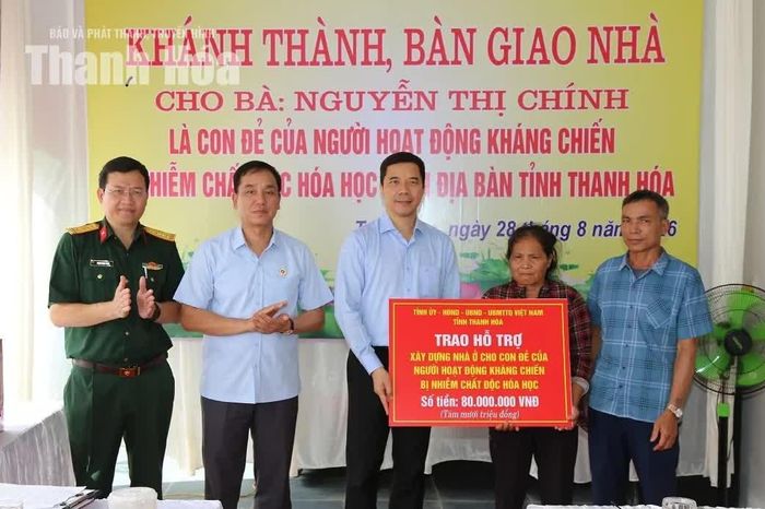 Phó Bí thư Thường trực Tỉnh ủy Nguyễn Hồng Phong trao hỗ trợ cho gia đình bà Nguyễn Thị Chính.