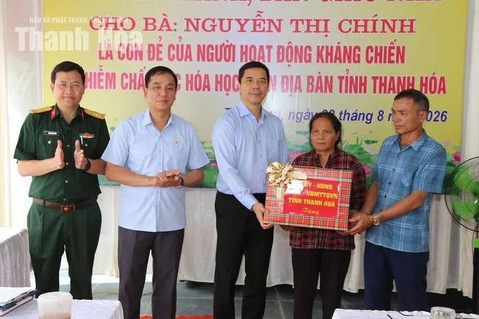 Phó Bí thư Thường trực Tỉnh ủy Nguyễn Hồng Phong trao quà của Tỉnh ủy, HĐND, UBND, Ủy ban MTTQ tỉnh cho gia đình bà Nguyễn Thị Chính.