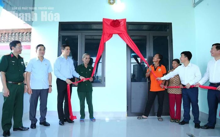 Phó Bí thư Thường trực Tỉnh ủy Nguyễn Hồng Phong cùng các đại biểu thực hiện nghi thức khánh thành các công trình.