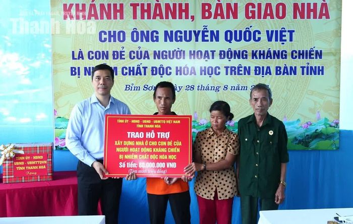 Phó Bí thư Thường trực Tỉnh ủy Nguyễn Hồng Phong trao hỗ trợ cho gia đình ông Nguyễn Quốc Việt.