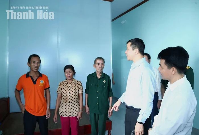 Phó Bí thư Thường trực Tỉnh ủy Nguyễn Hồng Phong thăm nhà mới của gia đình ông Nguyễn Quốc Việt.