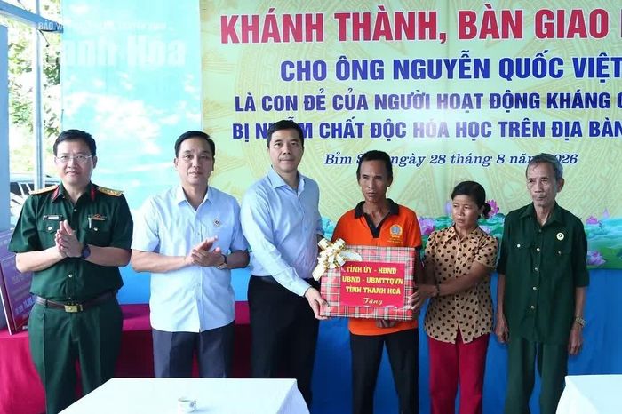 Phó Bí thư Thường trực Tỉnh ủy Nguyễn Hồng Phong trao quà của Tỉnh ủy, HĐND, UBND, Ủy ban MTTQ tỉnh cho gia đình ông Nguyễn Quốc Việt.