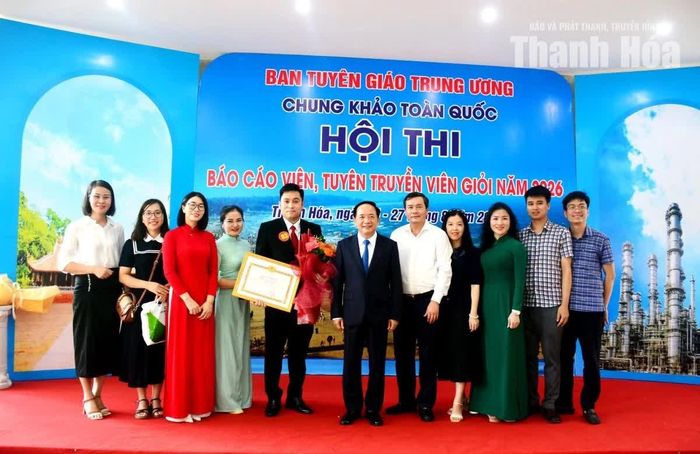 Anh Nguyễn Công Huy chụp ảnh lưu niệm cùng lãnh đạo Ban Tuyên giáo Trung ương và lãnh đạo, chuyên viên Ban Tuyên giáo và Dân vận Tỉnh ủy Thanh Hóa.