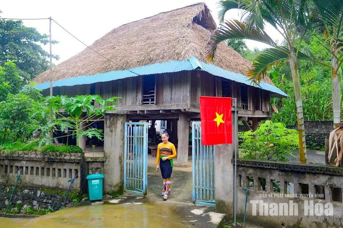 Ở nhiều bản vùng cao, treo cờ Tổ quốc trước nhà đã trở thành hình ảnh quen thuộc mỗi dịp lễ, tết.