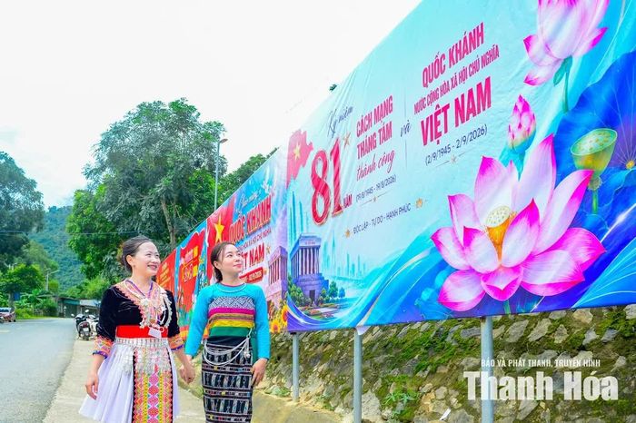 Không chỉ những lá cờ Tổ quốc được treo trang trọng, nhiều cụm tranh cổ động cũng được thiết kế công phu.