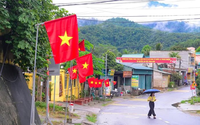 Cờ Tổ quốc được treo ở nhiều tuyến đường trung tâm các xã vùng cao
