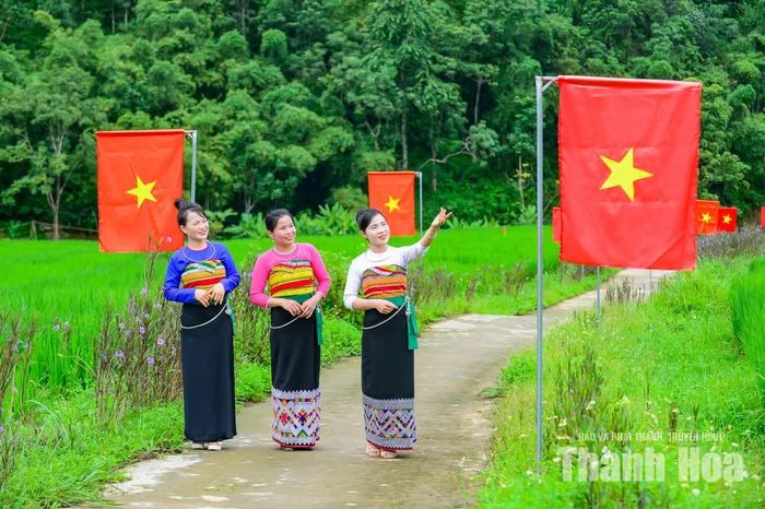 Không chỉ người dân địa phương, những tuyến đường cờ còn thu hút du khách tìm đến chụp ảnh lưu giữ lại những khoảnh khắc đặc biệt.