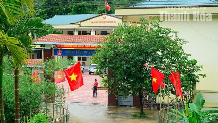 Tại các trường học, cờ Tổ quốc được treo trang trọng trong khuôn viên trường.