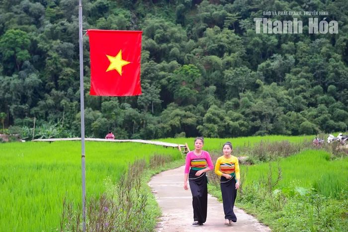 Trong sắc đỏ của cờ Tổ quốc là nụ cười của người dân vùng cao.