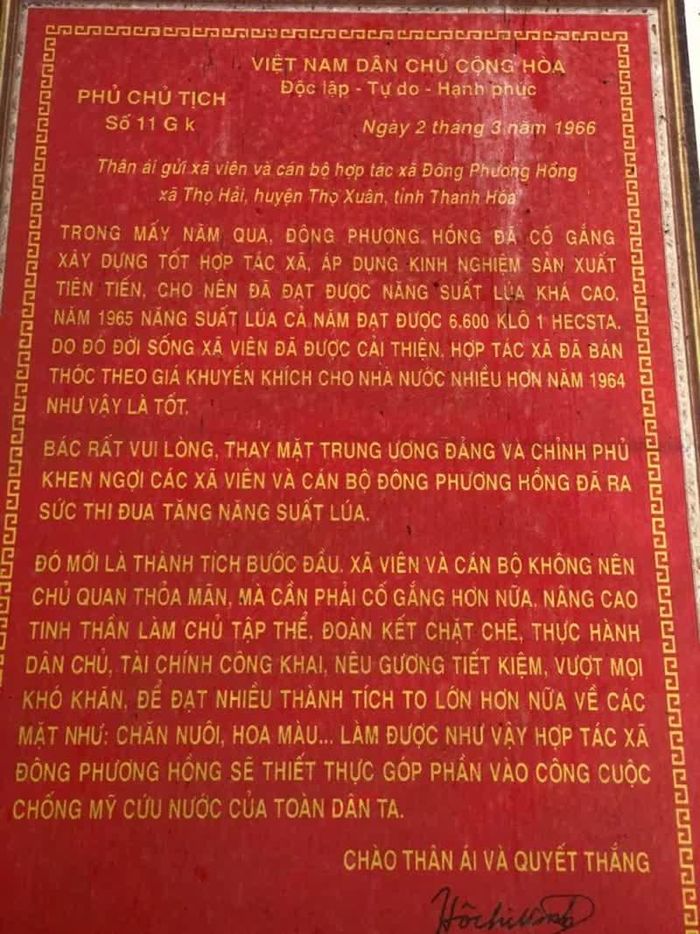 Thư khen Bác Hồ gửi HTX Đông Phương Hồng năm 1966 được in và treo trang trọng bên trong đình làng Hương Nhượng.