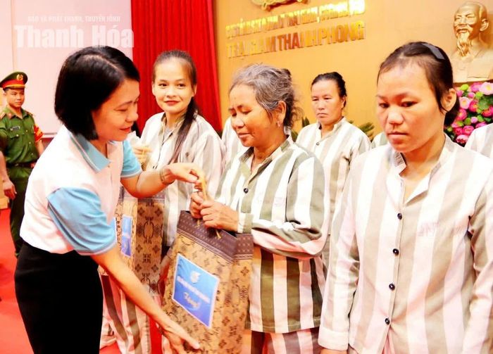 Đại diện Hội LHPN tỉnh tặng quà các nữ phạm nhân.