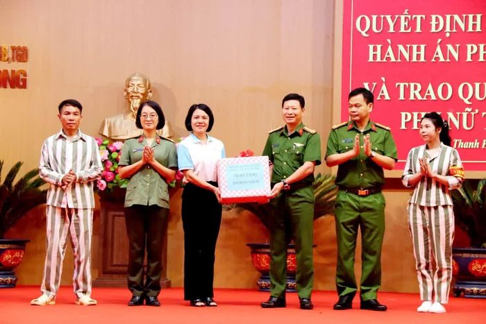 Hội Phụ nữ Công an tỉnh tặng sách cho Trại giam Thanh Phong