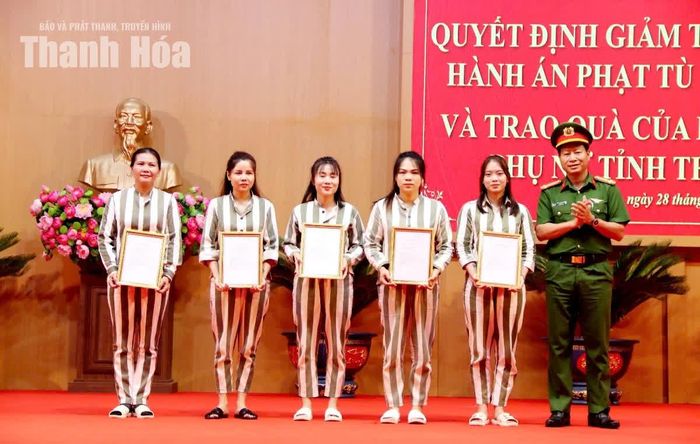Đại tá Đàm Minh Phong, Giám thị Trại giam số 1 trao giấy chứng nhận cho phạm nhân được giảm hết thời hạn chấp hành án phạt tù