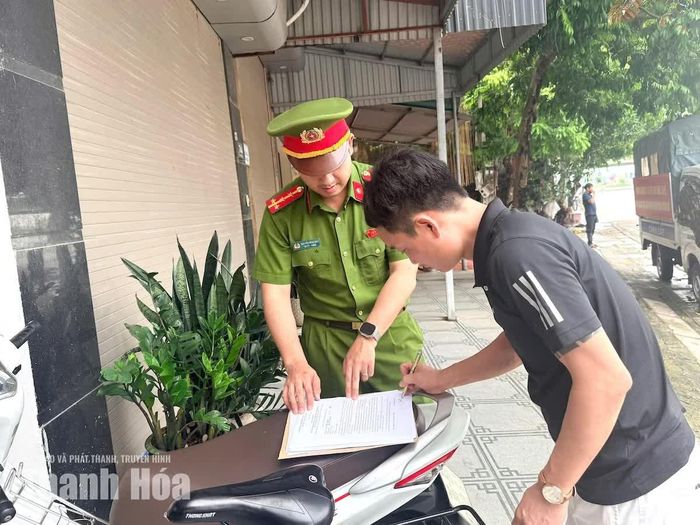 Các hộ dân ký cam kết chấp hành quy định liên quan đến trật tự an toàn giao thông, trật tự công cộng, trật tự đô thị, vệ sinh môi trường