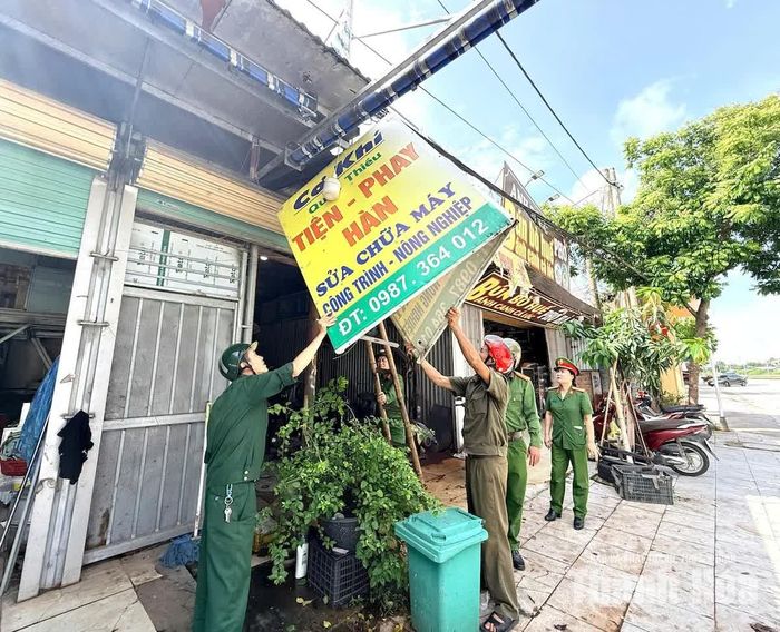 Lực lượng chức năng phường Hàm Rồng ra quân xử lý các trường hợp vi phạm liên quan đến trật tự công cộng tại đường Nguyễn Chí Thanh.
