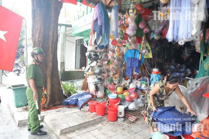 Hộ kinh doanh chủ động sắp xếp lại hàng hóa sau khi được lực lượng chức năng tuyên truyền, nhắc nhở.