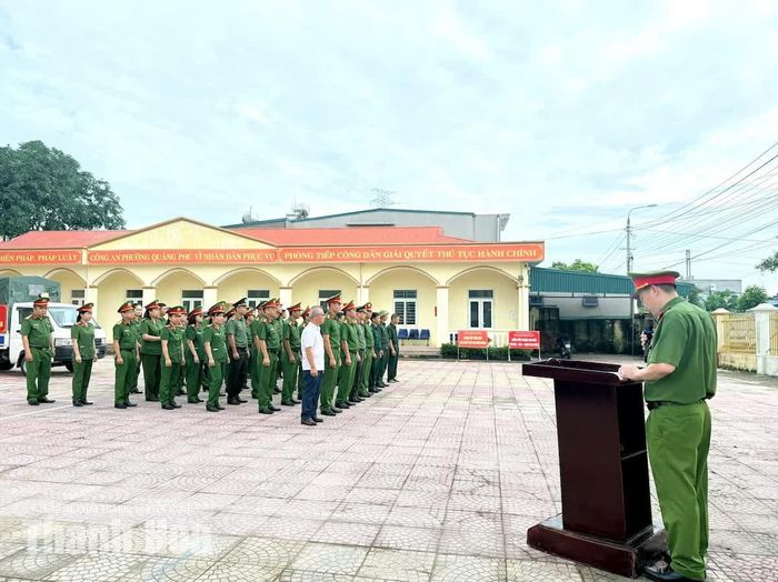 Toàn cảnh lễ ra quân tại phường Quảng Phú.